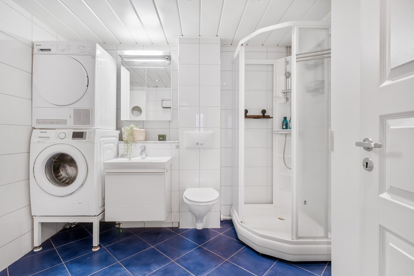 - Badet måler 6,9 m² og har behagelig gulvvarme - Galleribilde