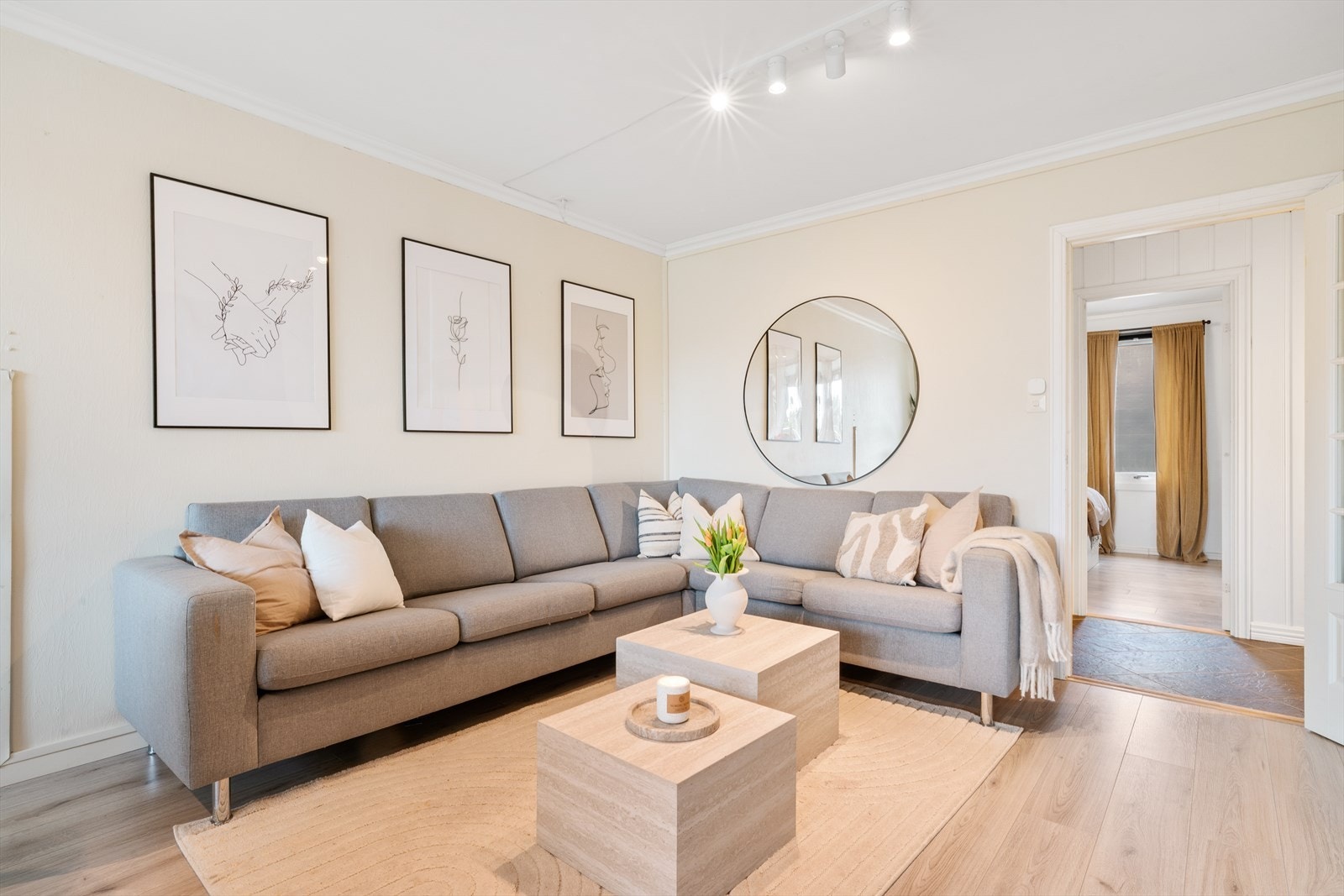 - Leiligheten har et BRA-i på 73 m² og inneholder gang, 2 soverom, bad, omkledningsrom, stue og kjøkken - Galleribilde