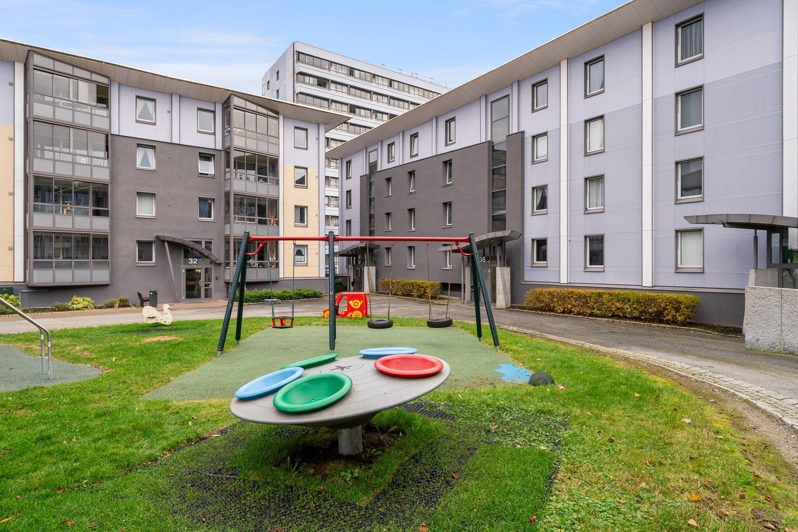 - Borettslagets fellesarealer er pent opparbeidet med lekeplasser, beplantning m.m. - Galleribilde