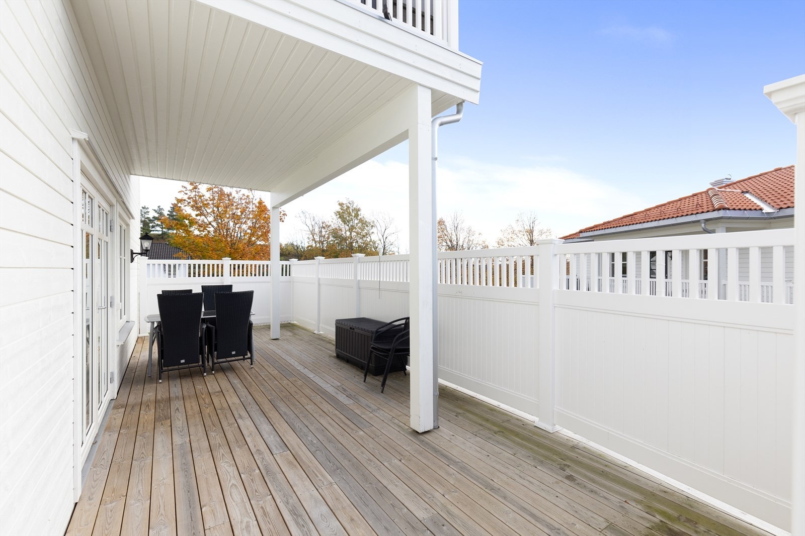 En meget tiltalende og nyere del av tomannsbolig, med usjenert uteområde og svært gode solforhold. Garasjeplass og bod medfølger i tillegg. Galleribilde