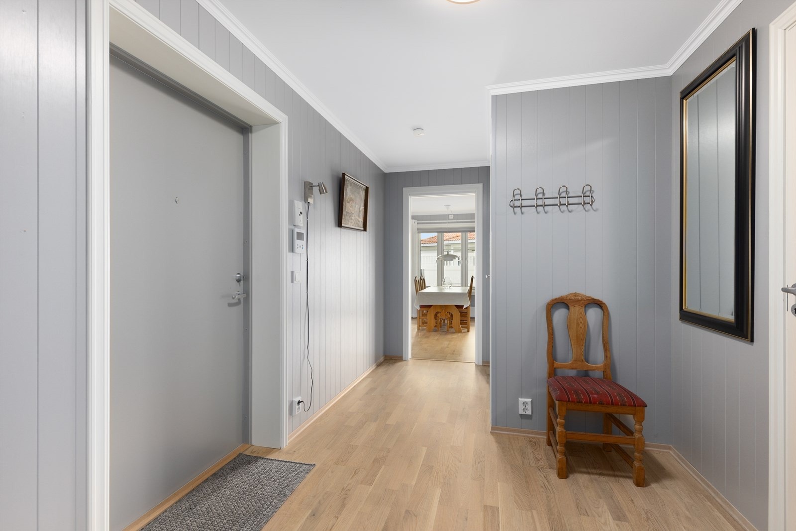 Overflater i boligen består ellers hovedsakelig av parkett på gulv og ellers malte flater. Det er montert downlights i kjøkken/stue. Galleribilde