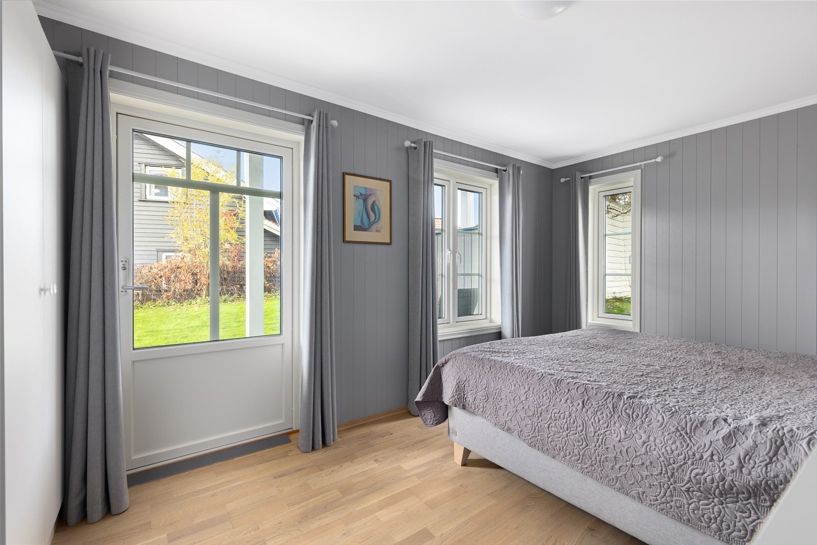 Leiligheten har to gode soverom, som begge har garderobeskap for klesoppbevaring. Galleribilde