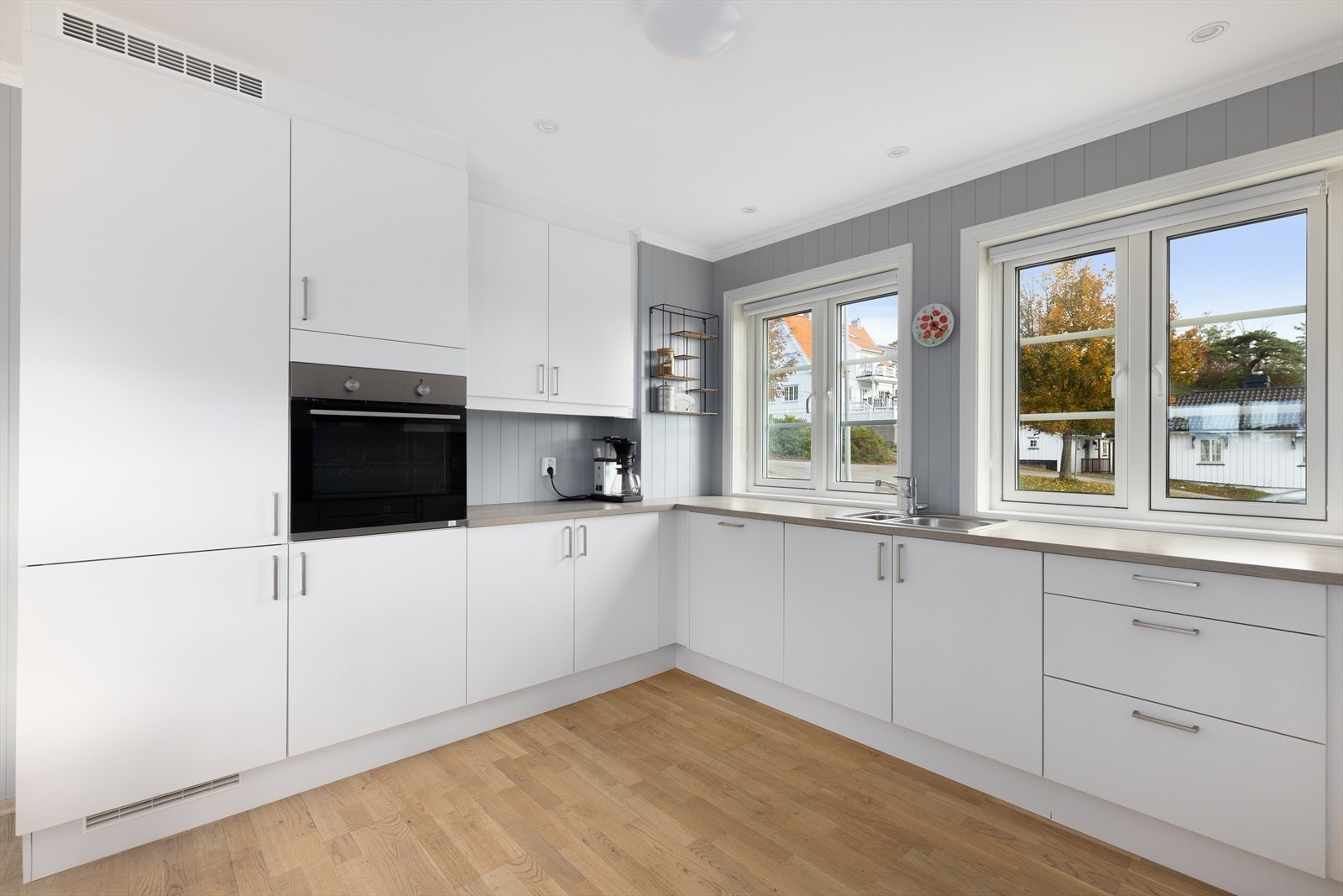 Moderne og flott kjøkken fra Sigdal med integrerte hvitevarer, god skapplass og store arbeidsflater. Galleribilde