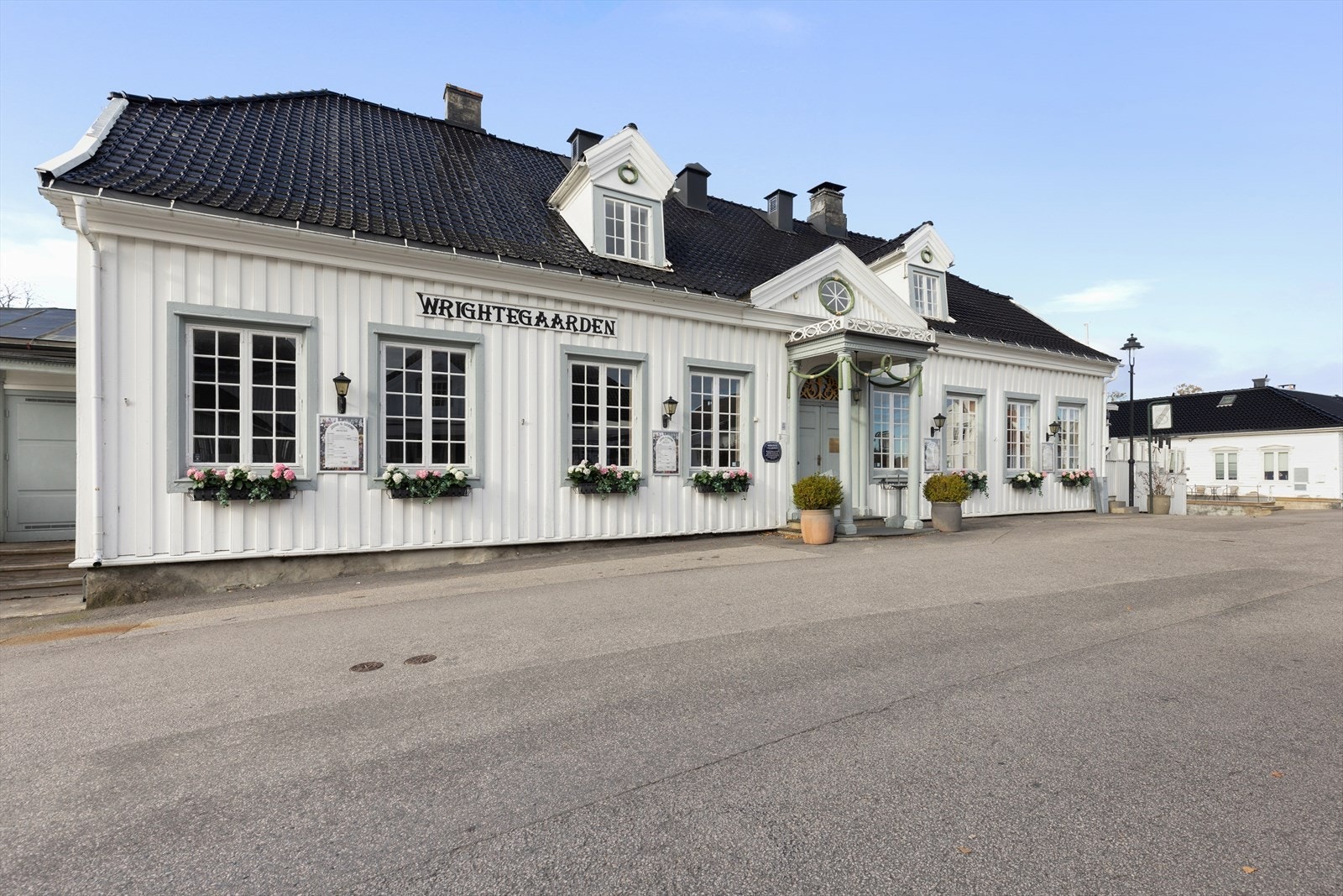 Fra eiendommen er det gangavstand til Langesund sentrum med sine koselige småbutikker, dagligvare, Badeparken, uterestauranter, spisesteder, og ikke minst Wrightegaarden, med sitt unike musikk og konsertmiljø. Galleribilde