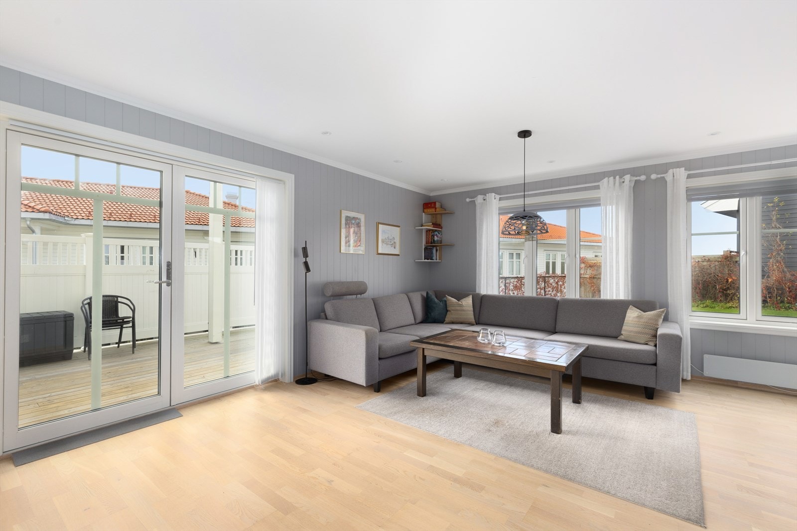 I stuen er det montert vedovn ved behov og kos. Galleribilde