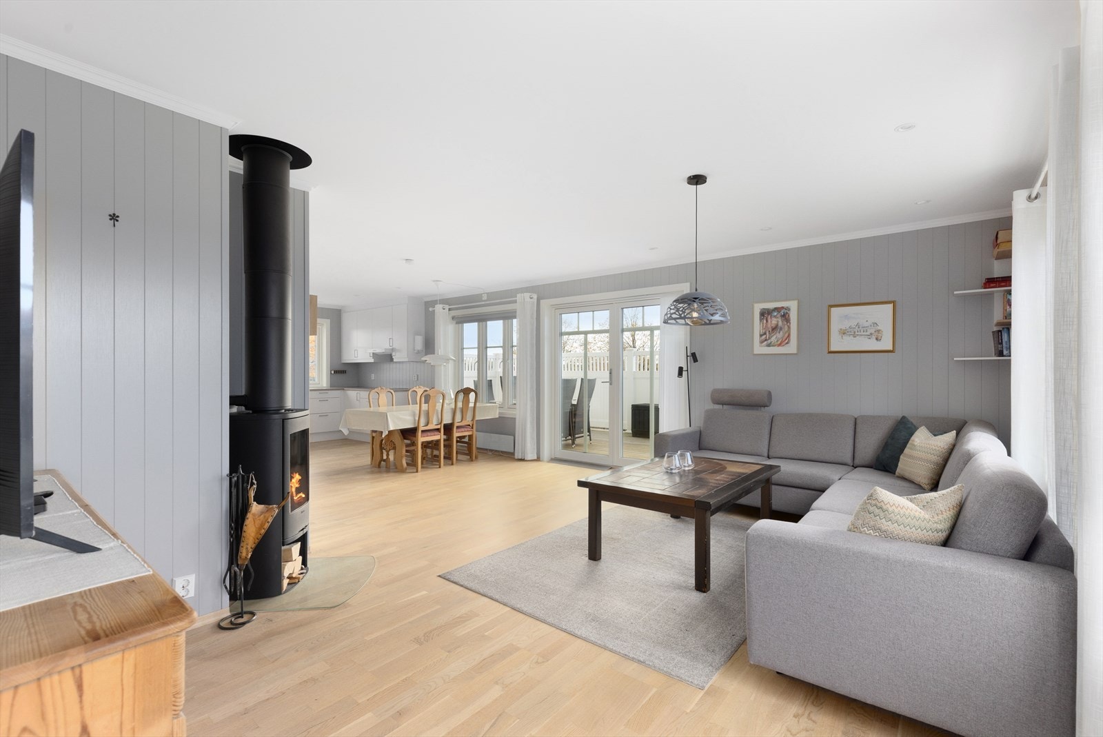 Leiligheten har en lys og fin stue med plass til både sofagruppe og spisestue. Galleribilde