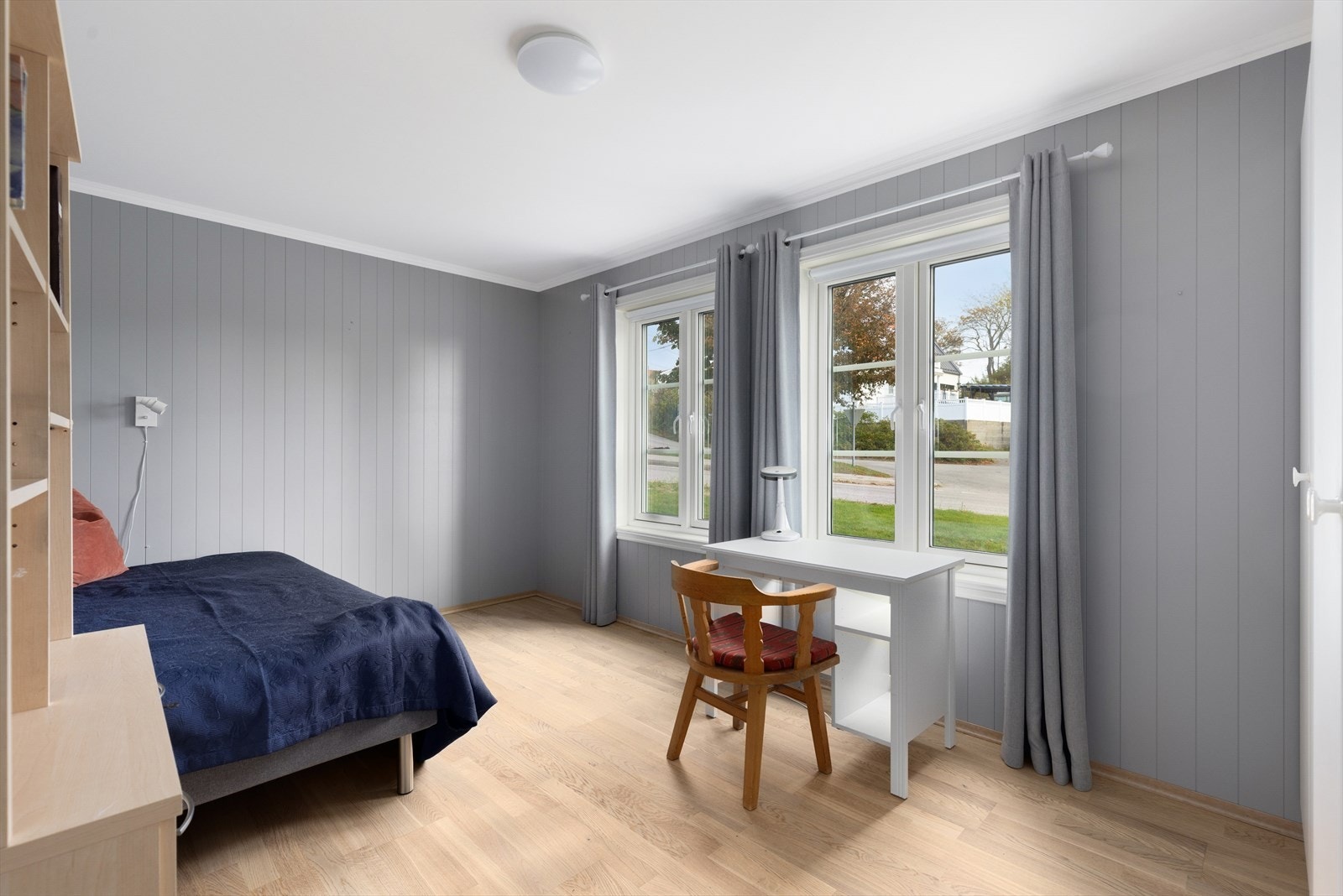 Tv og internett er inkludert i fellesutgifter. Klipping av plen og måking, samt vask av fellesarealer er satt bort. Galleribilde