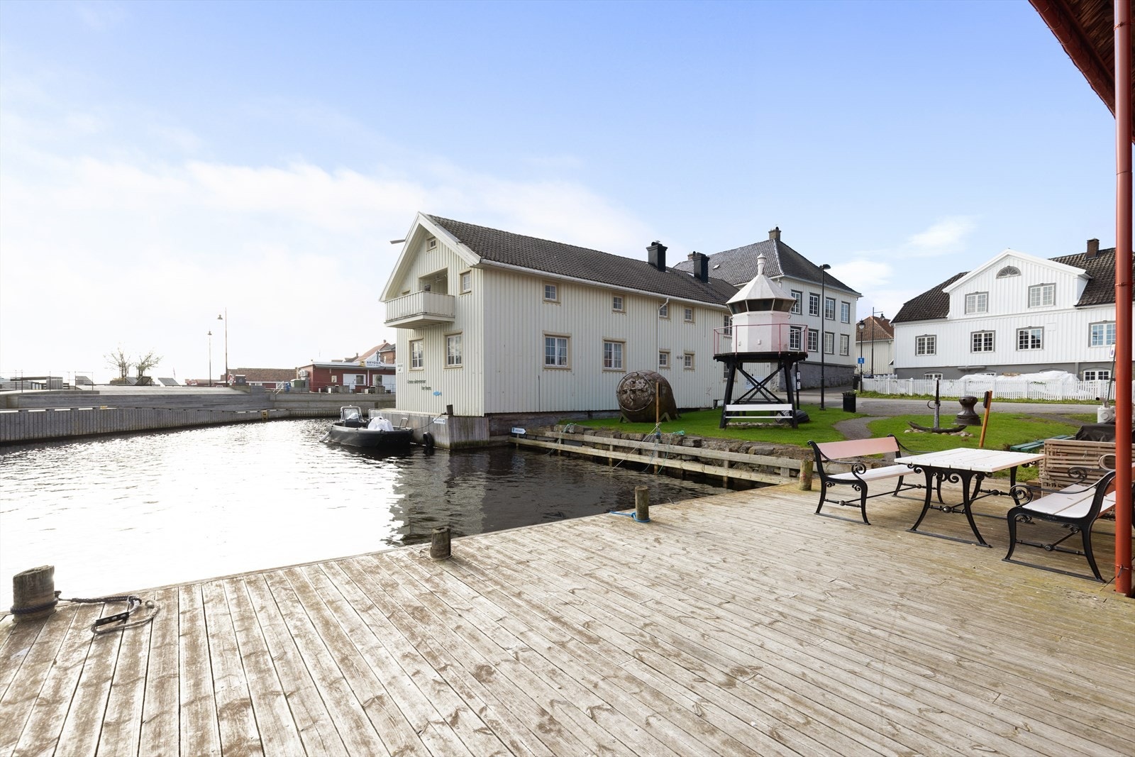 Skjærgården har flere flotte naturhavner/friområder hvor man kan nyte en fin sommerdag, og med denne eiendommen som utgangspunkt kan man aktivt benytte seg av de fordeler som området gir. Galleribilde