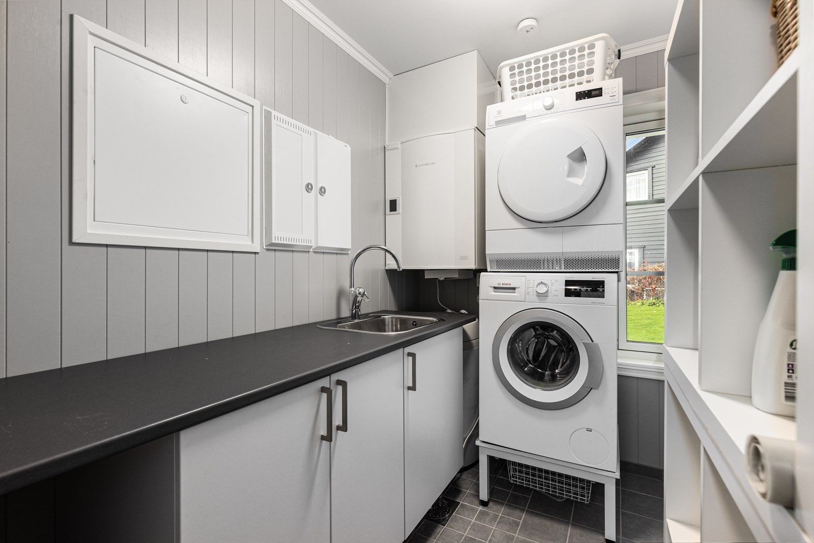 Vaskerommet innehar innredning og benkeplate med nedfelt utslagskum. Det er opplegg for vaskemaskin og tørketrommel. Galleribilde