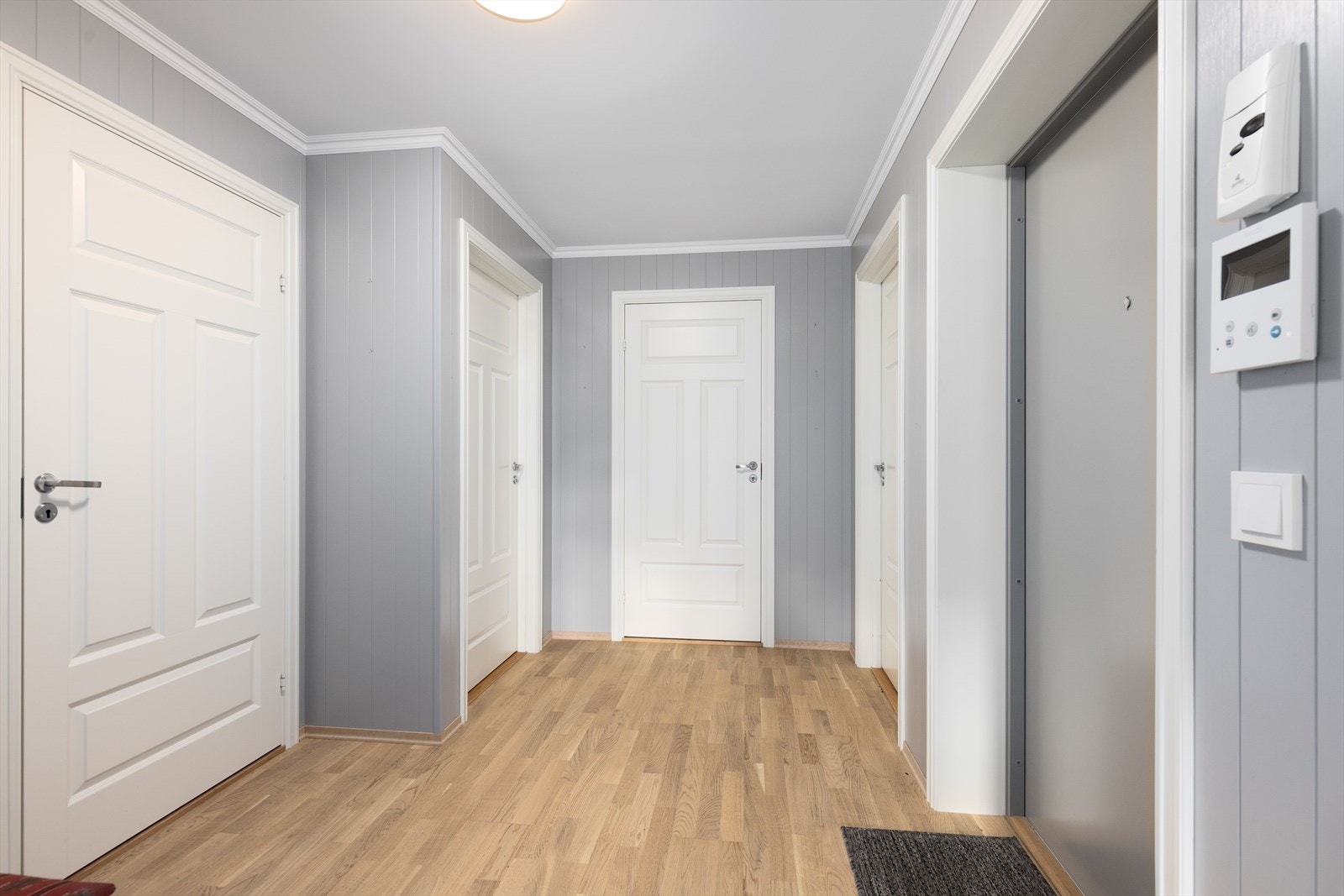 Romslig entre som ønsker velkommen inn, hvor det er plass til sko og yttertøy. Galleribilde