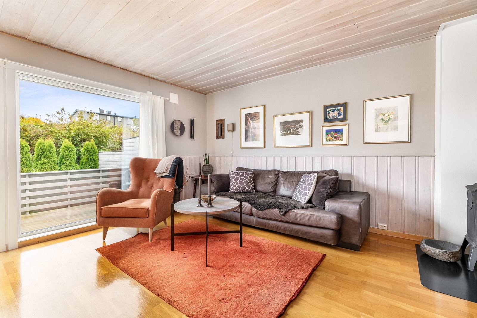 Boligens originale planløsning fra byggeåret er i stor grad intakt. Første etasje er utenom entreen viet til de aktive rommene stuen og kjøkkenet. Galleribilde