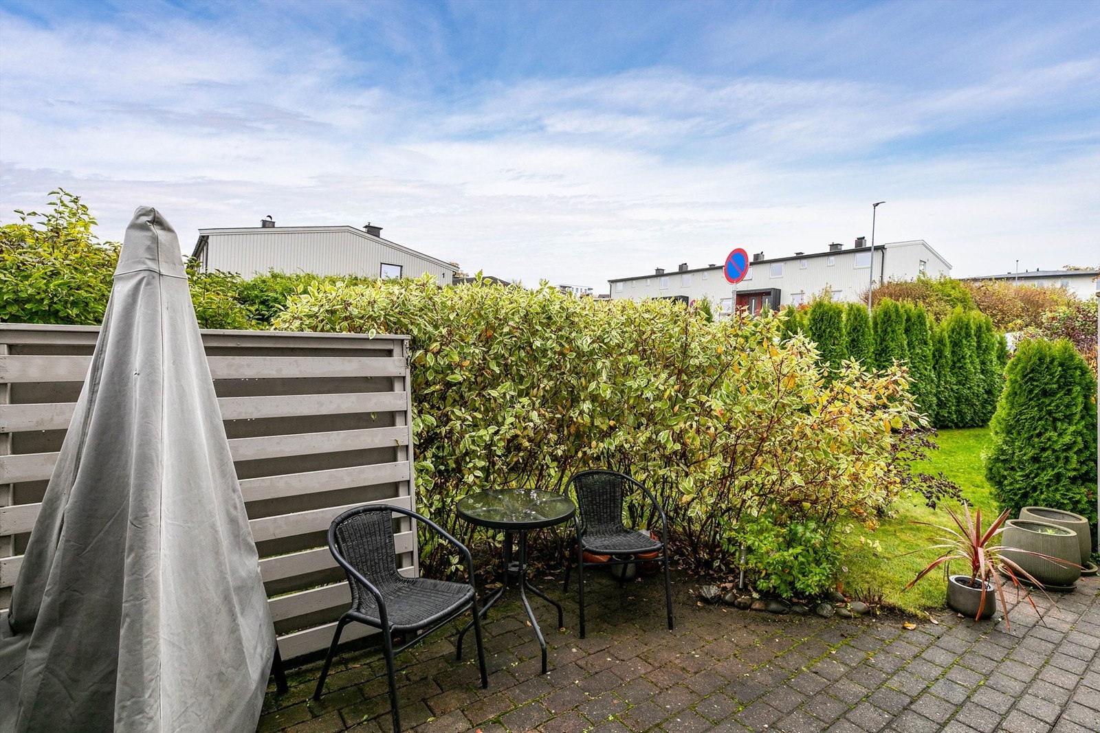 Foran inngangspartiet har boligen en hyggelig uteplass med sol fra tidlig morgen sommerstid. Galleribilde