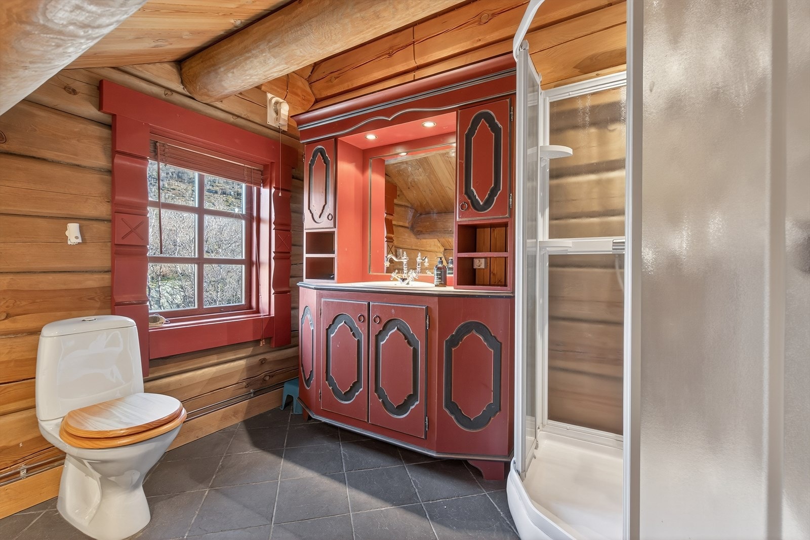 Bad på loft med baderomsseksjon, toalett, bidé og dusj Galleribilde