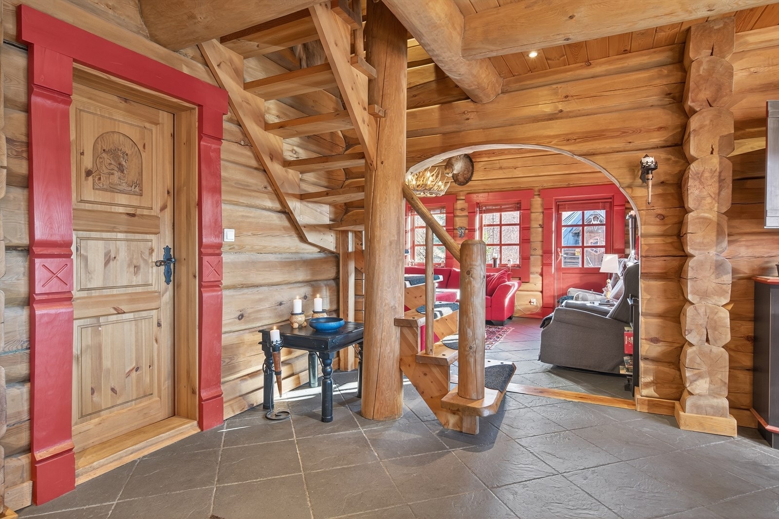 Kraftige heltre dører med flotte utskjæringer og solid listverk Galleribilde