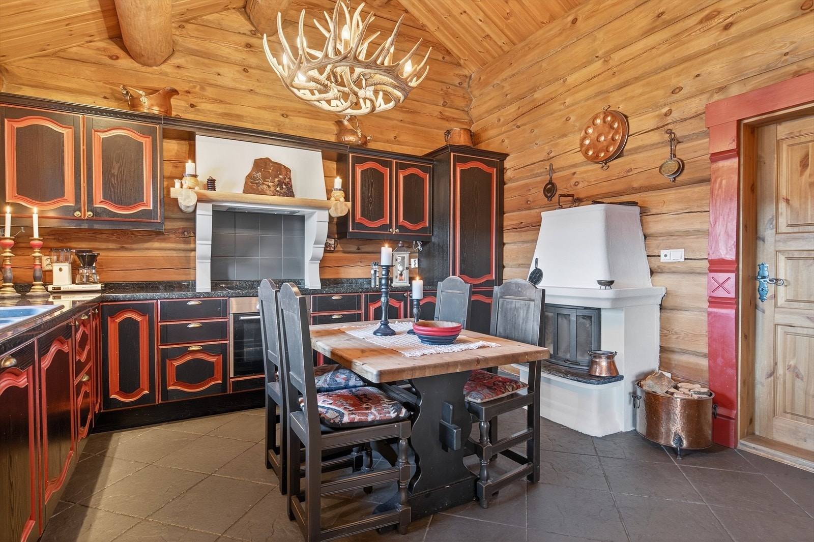 Koselig peisovn på kjøkken sørger for en flott ramme. Naturligvis også varmekabler i gulver Galleribilde