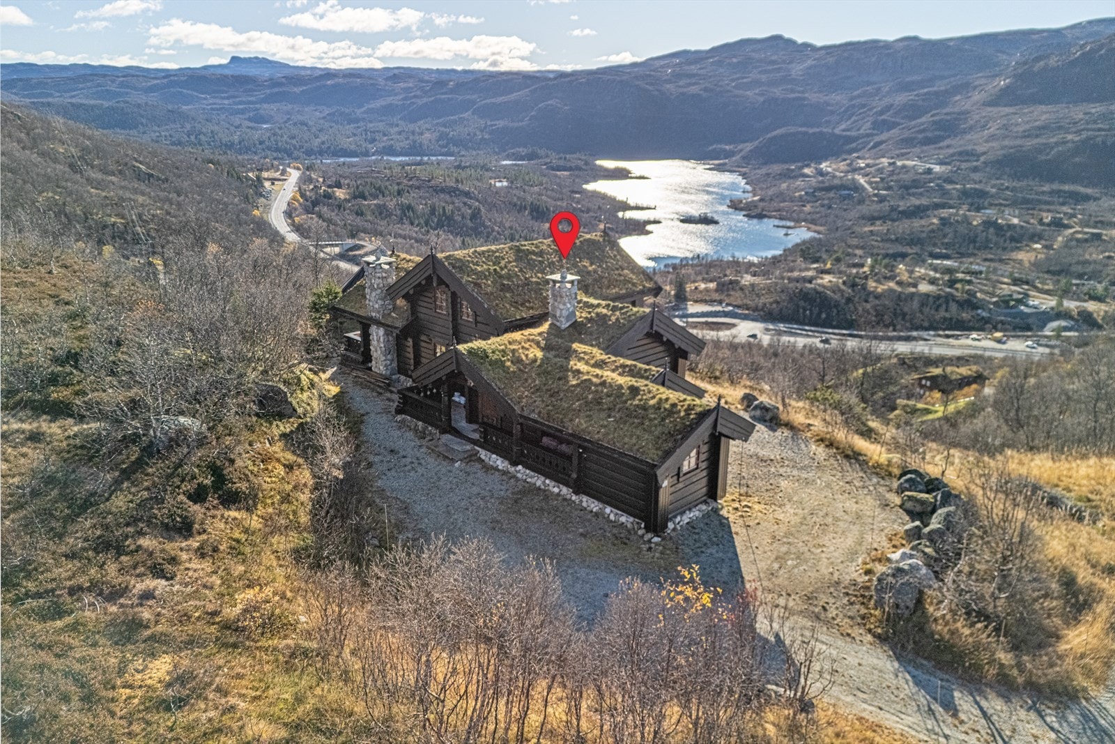 Det er opparbeidet god plass for parkering på tomten Galleribilde