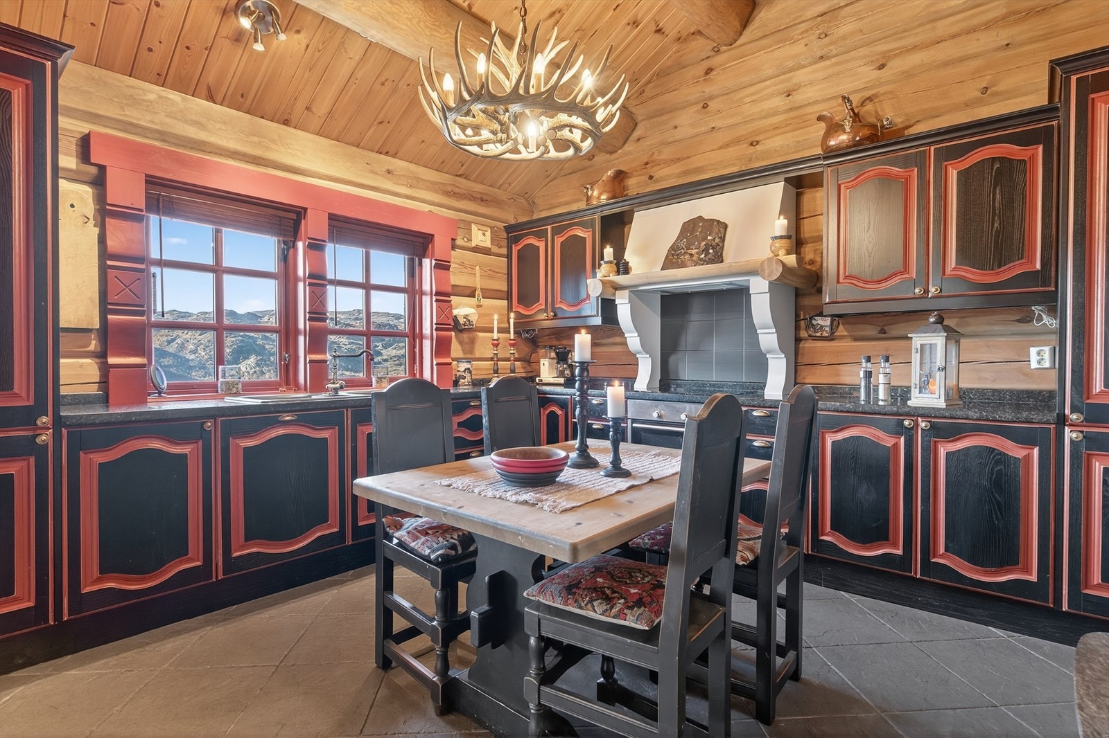 Kjøkken med fin atmosfære og plass til mindre spisebord Galleribilde