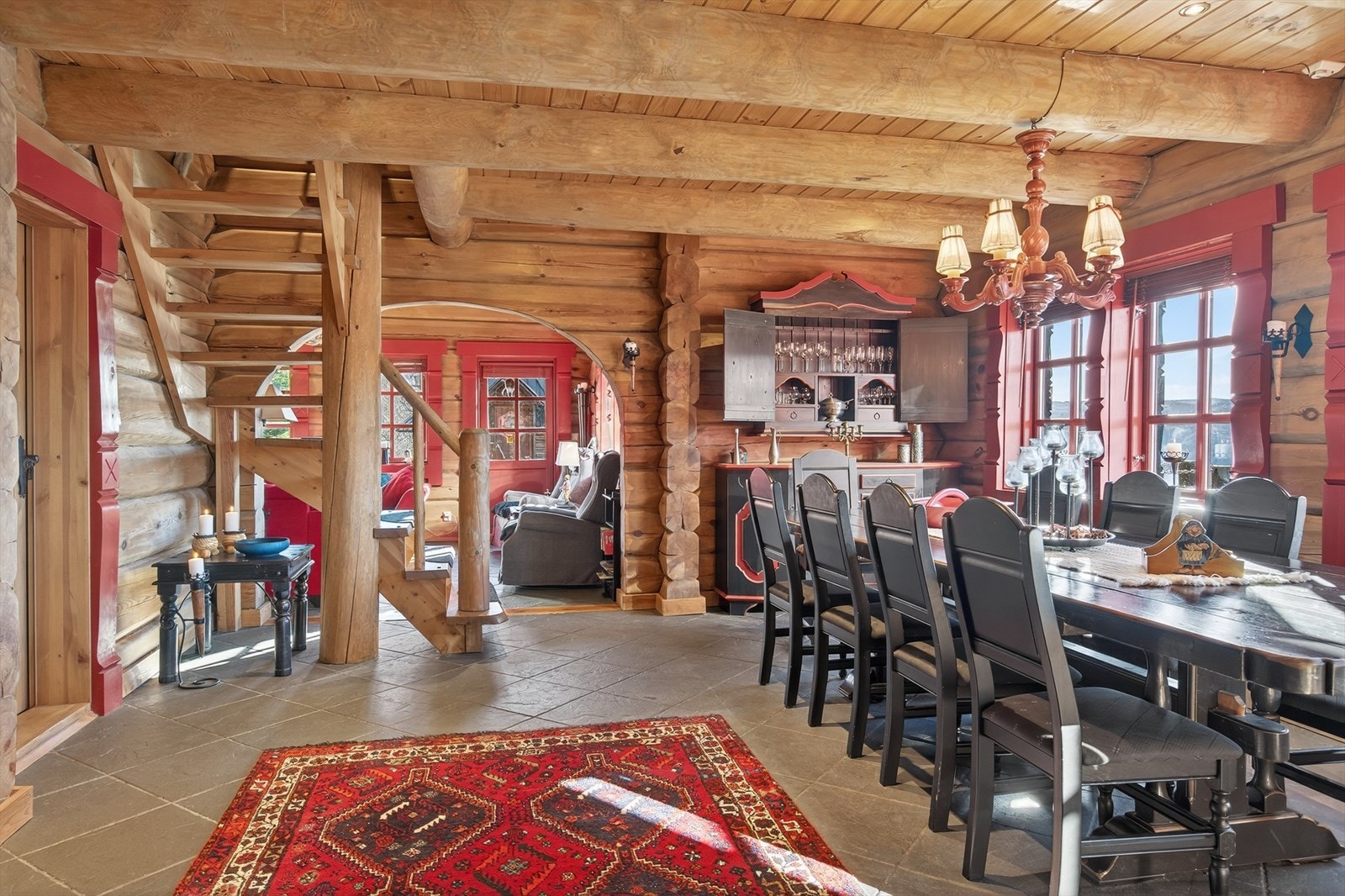 I senter av hytta finner vi spisestuen Galleribilde