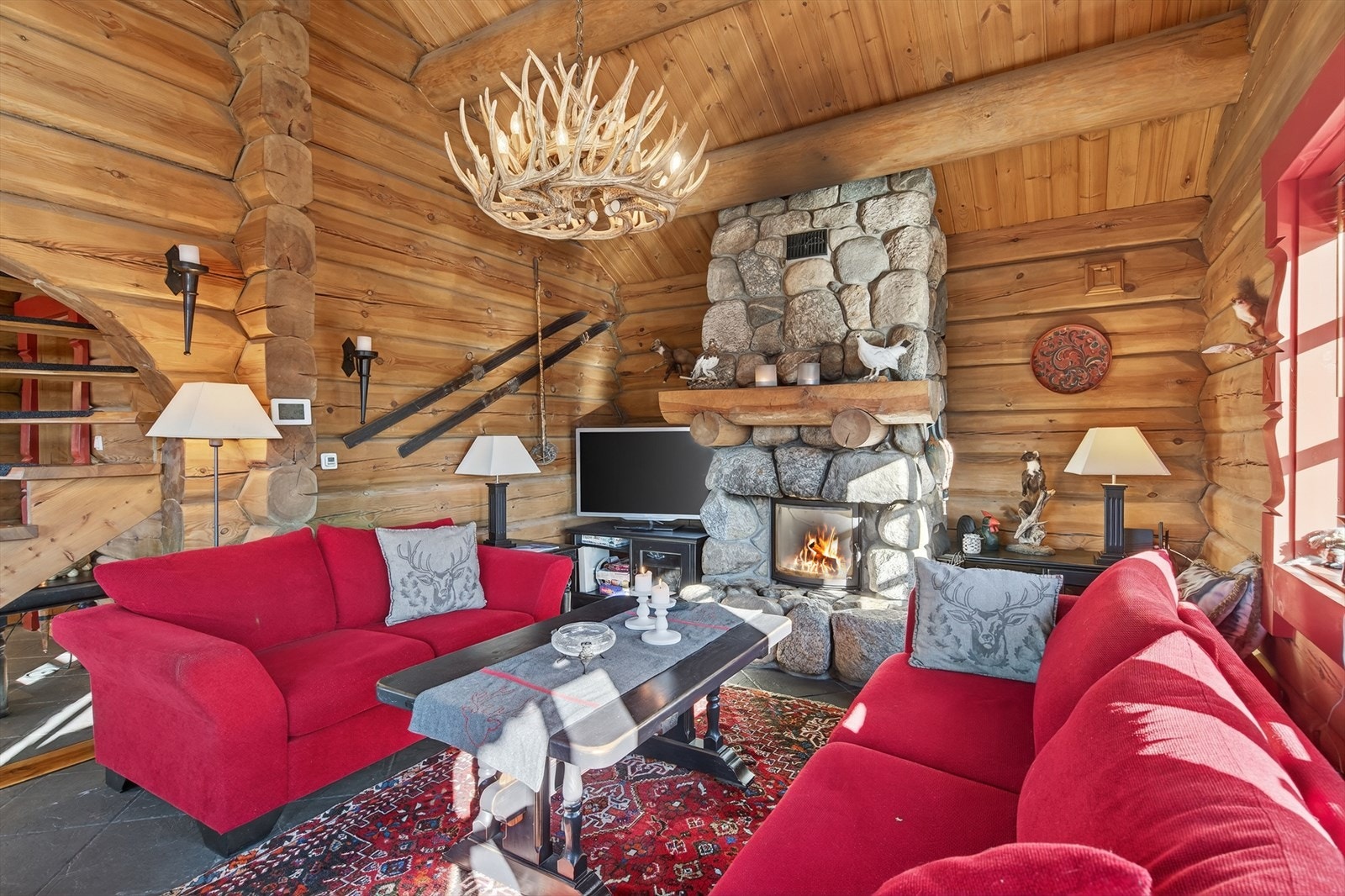 I denne delen av hytten er det åpen himling som gir en god romfølelse Galleribilde