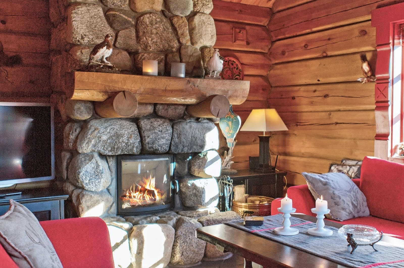 Peisen gir en rustikk og ekte hyttefølelse Galleribilde