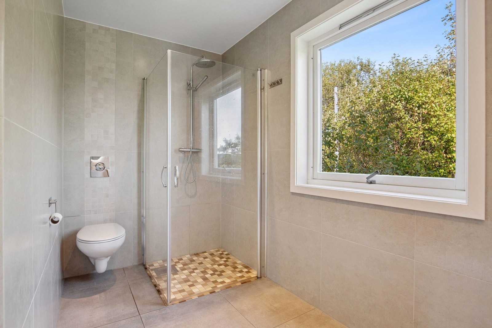 Pent flislagt bad Galleribilde