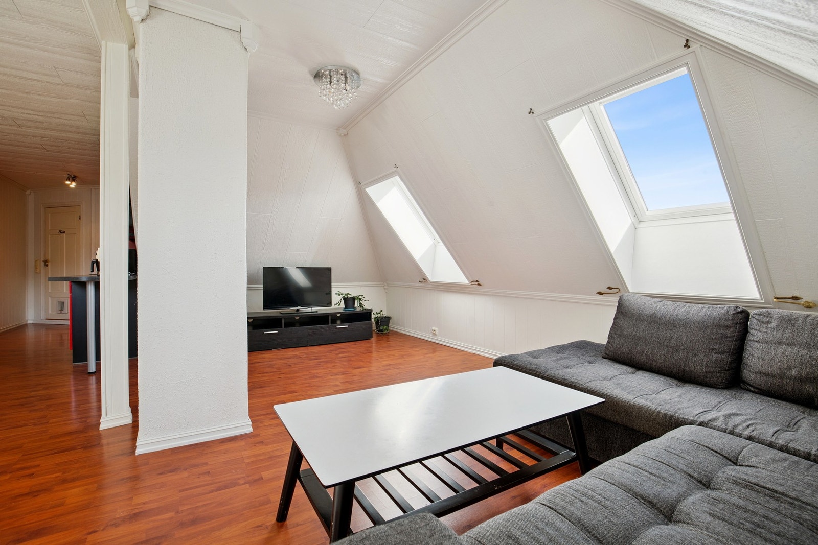 Stue med takvinduer som slipper inn godt med lys Galleribilde