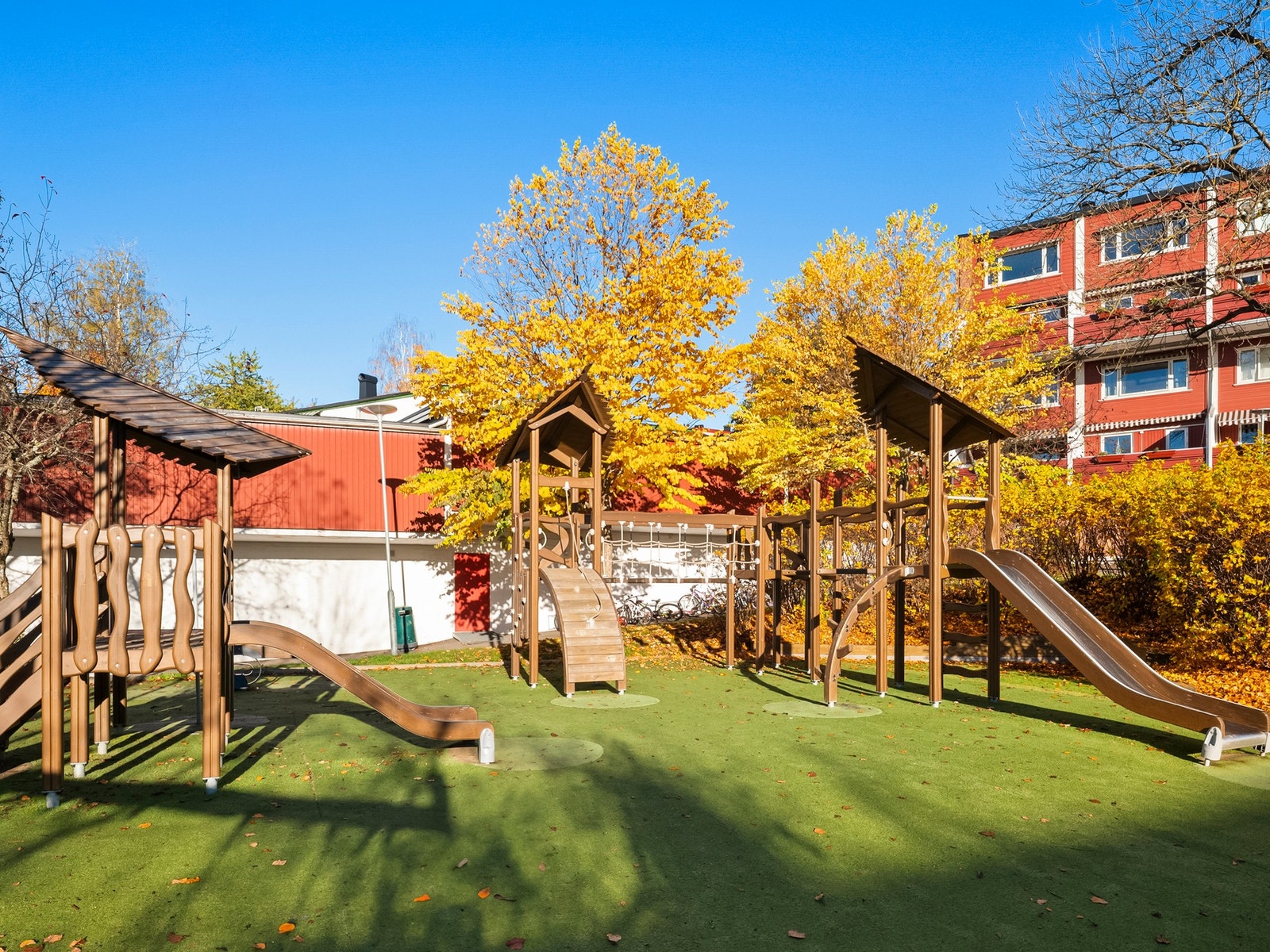 Felles lekeområde i borettslaget, et trygt og sosialt samlingspunkt for barn med morsomme lekeapparater og god plass til aktivitet og lek. Galleribilde