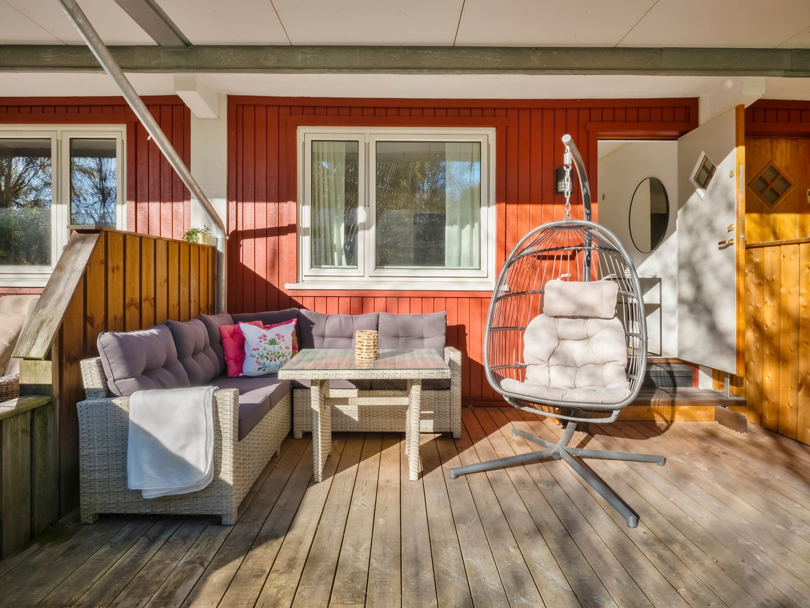 Leiligheten har en flott og romslig nyere terrasse (2022) på ca. 23 m². Terrassen er orientert mot sydøst og har god plass til utemøbler og grill. Galleribilde