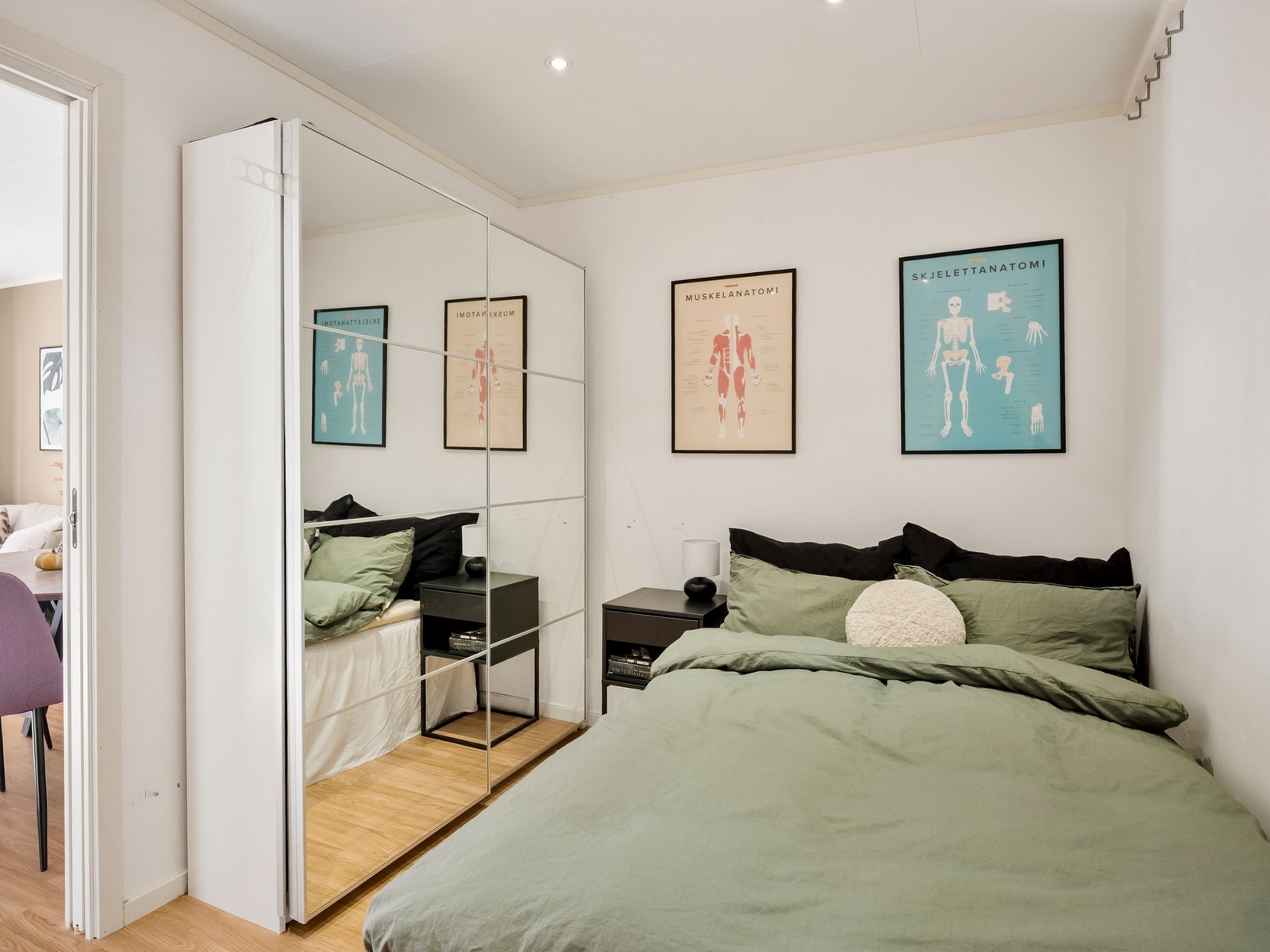 Det er god plass for oppbevaringsplass i skyvedørsgarderobe Galleribilde