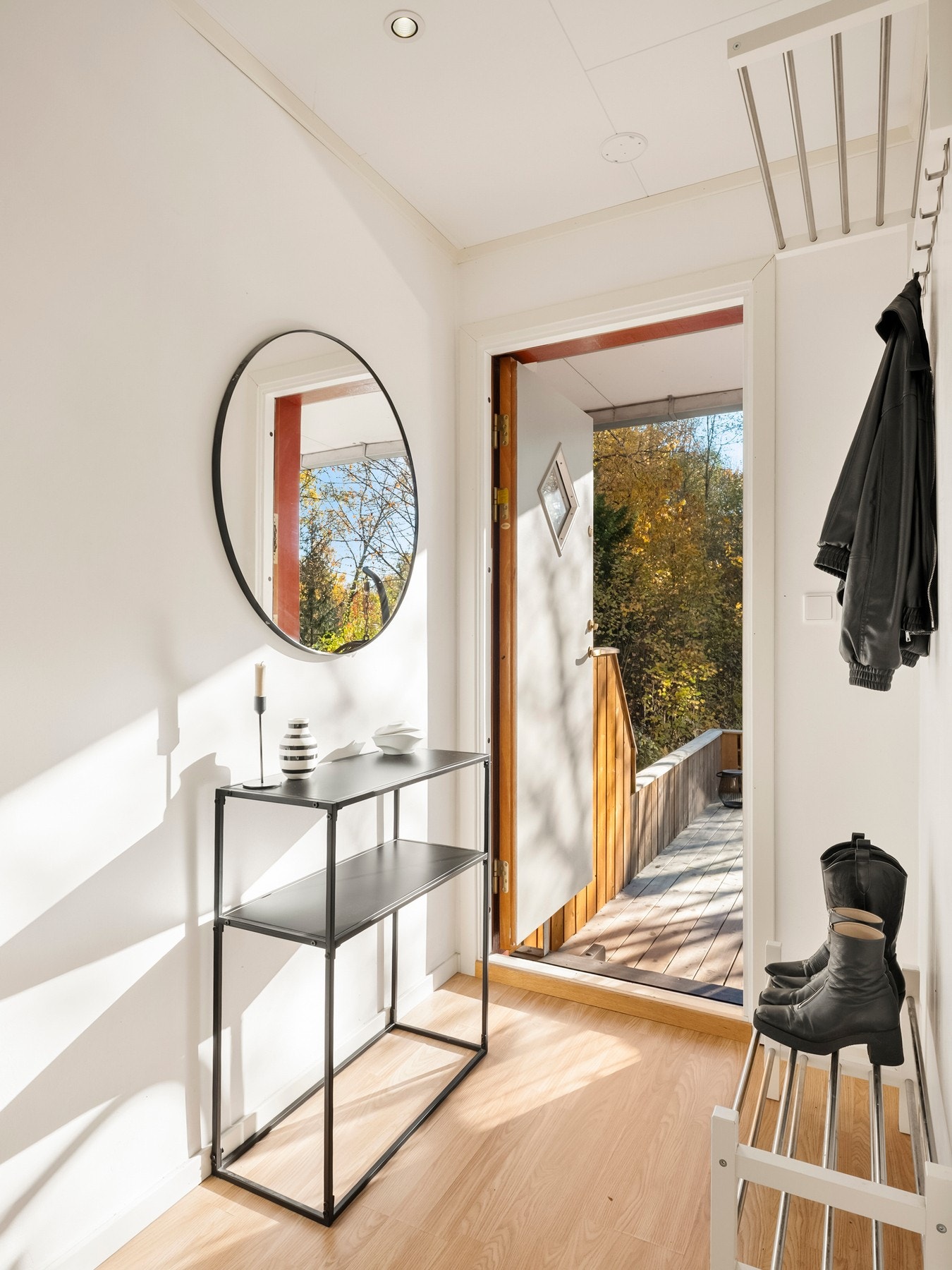 Velkommen inn! Praktisk inngangsparti med god plass til å henge fra seg yttertøy og sko Galleribilde