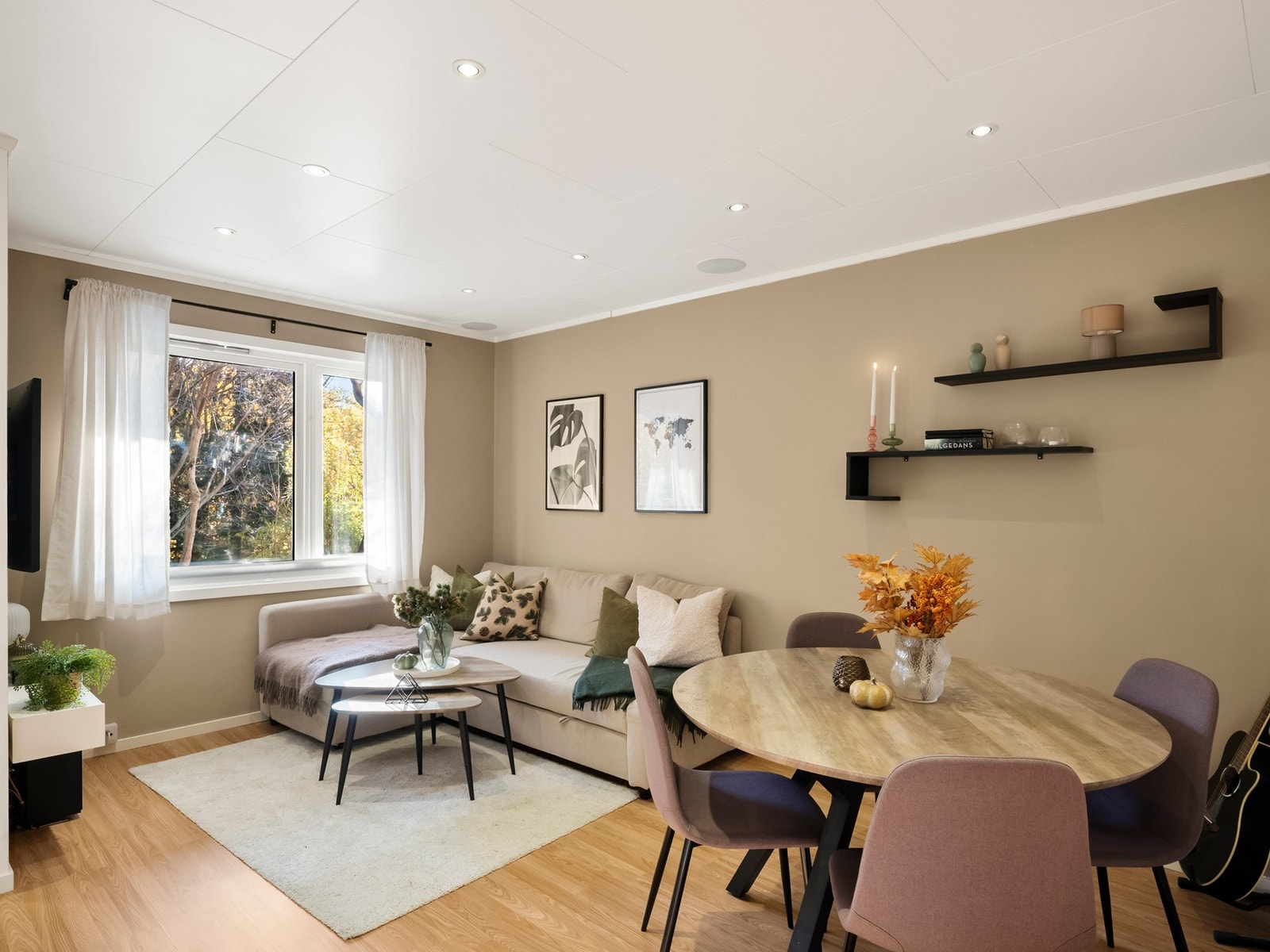 Stuen har gode innredningsmuligheter for sofagruppe, spisebord og tv-møblement Galleribilde