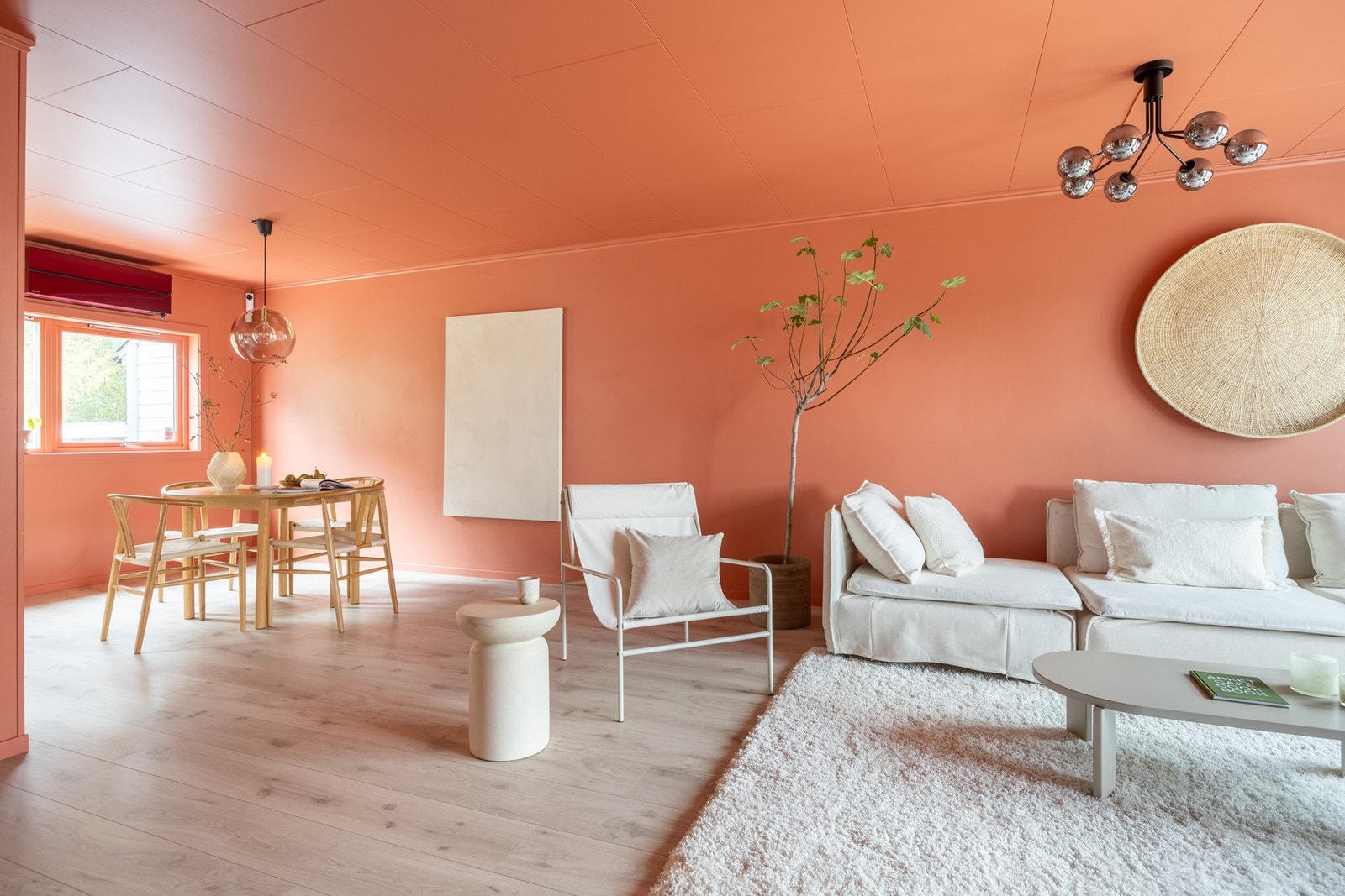 Stuen er romslig med god plass for å innrede i ulike soner. Galleribilde