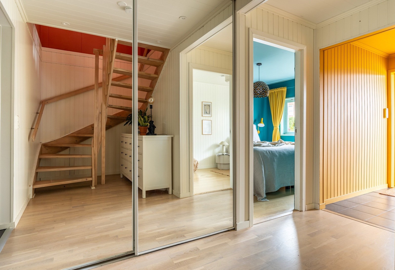 Boligen har rikelig med oppbevaringsplass i flere garderober. Galleribilde