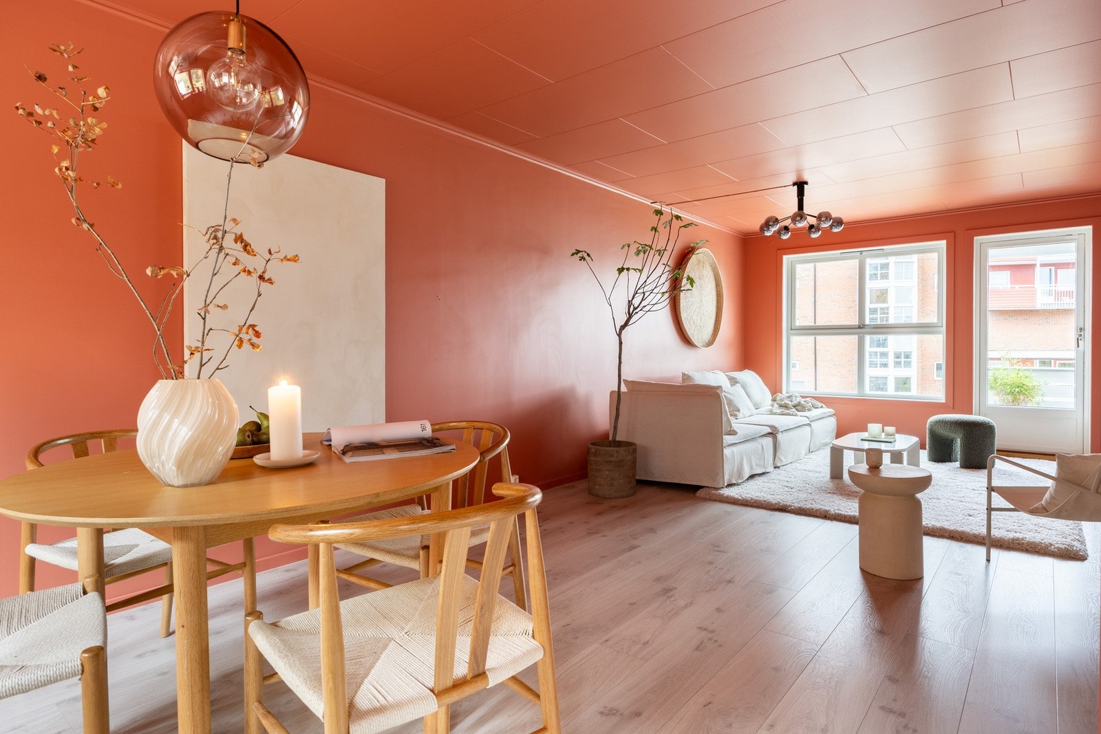 Store vindusflater slipper inn rikelig med naturlig lys. Galleribilde