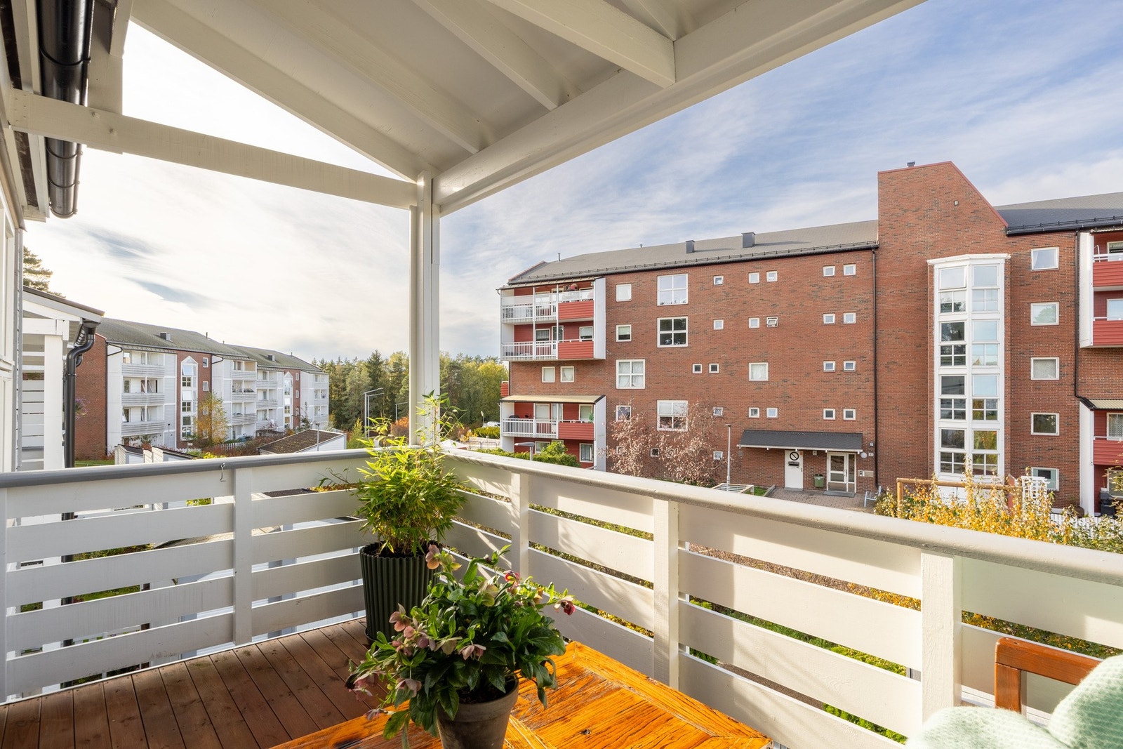 Her er det plass til sittegruppe og grill. Elektrisk grill og gassgrill er tillatt. Galleribilde