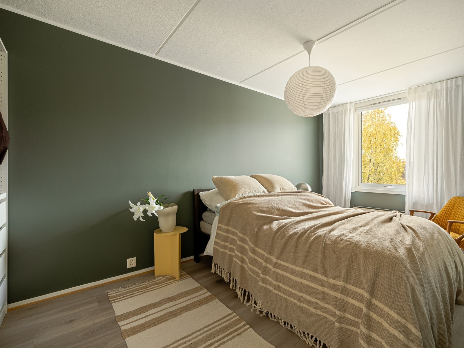 Rommet er på ca. 12 kvm og har god plass til stor seng med tilhørende nattbord. Galleribilde