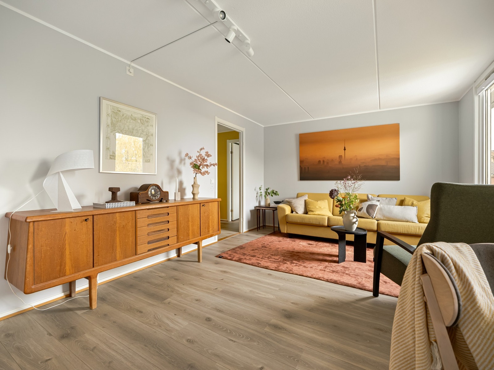 Det er fint plass til stor sofa og annet møblement etter eget ønske. Galleribilde