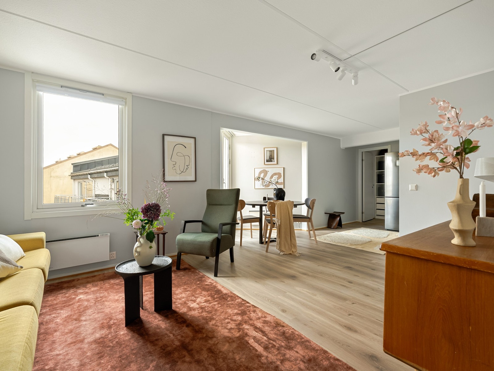 Leiligheten er i sin helhet vendt mot sydøst, og slipper derfor inn godt med lys. Galleribilde