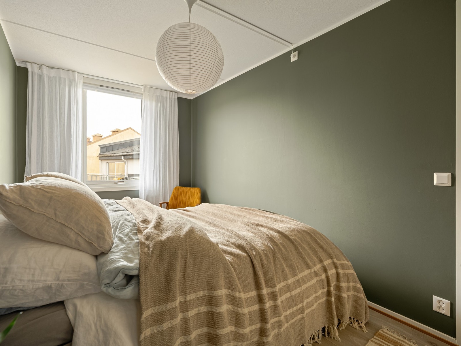 Soverommet vender mot syd og den herlige bakgården. Galleribilde