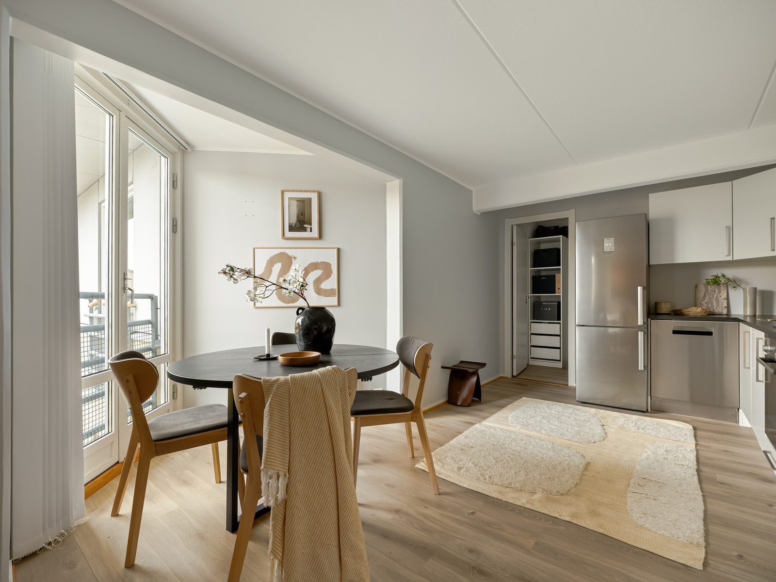Spisebord passer perfekt ved den franske balkongen, her kan du spise med herlig utsyn. Galleribilde