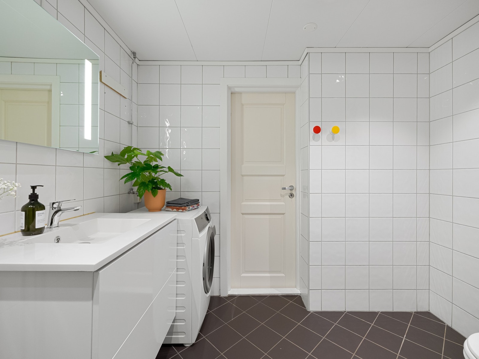 Det er naturligvis varme i gulvet og opplegg for vaskemaskin. Galleribilde