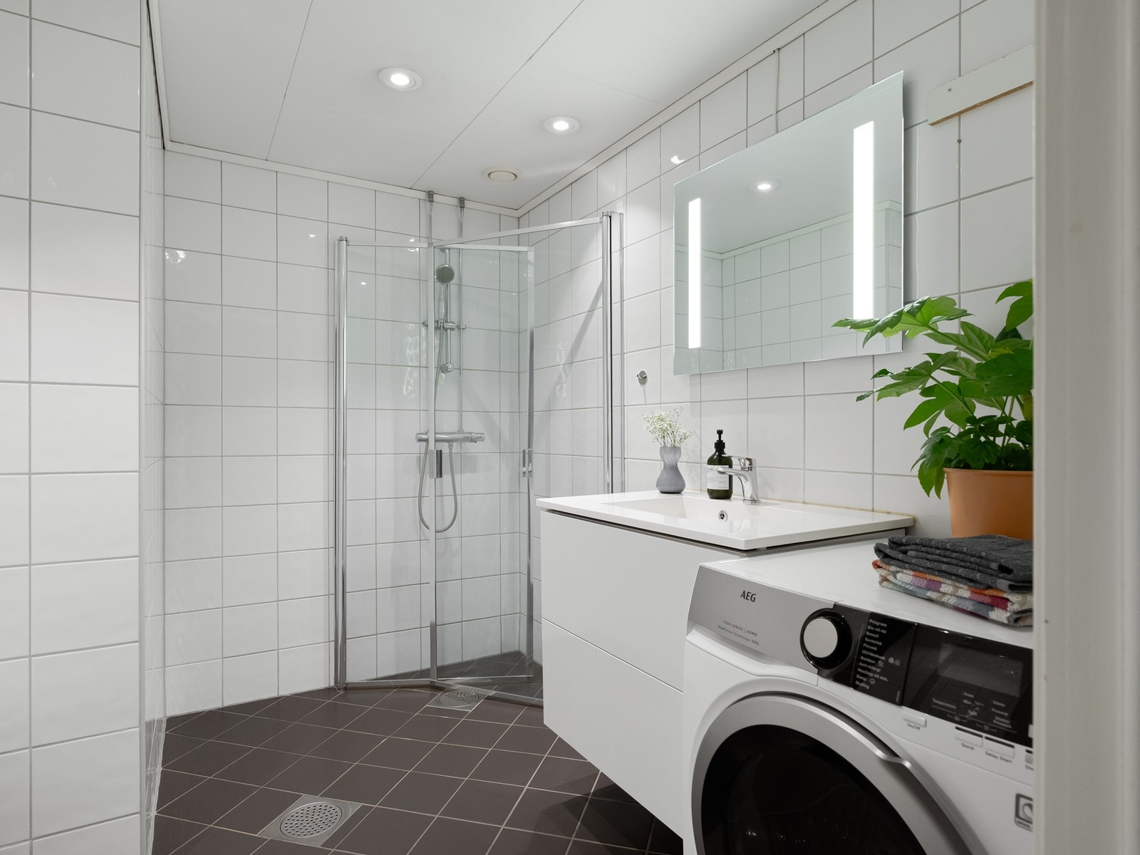 Badet ble pusset opp i regi av borettslaget i 2001, og holder i likhet med resten av leiligheten en moderne og tidløs stil. Galleribilde