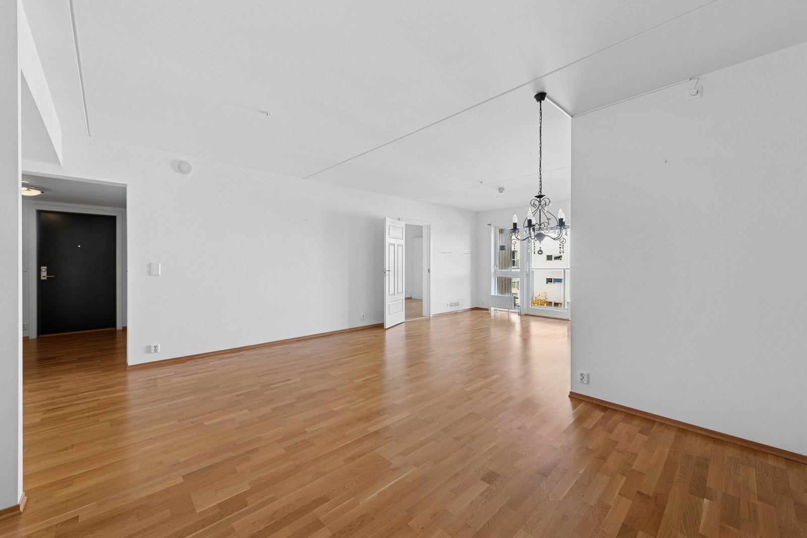 Lys og romslig stue med store vindusflater som slipper inn rikelig med naturlig lys og skaper en luftig atmosfære. Galleribilde