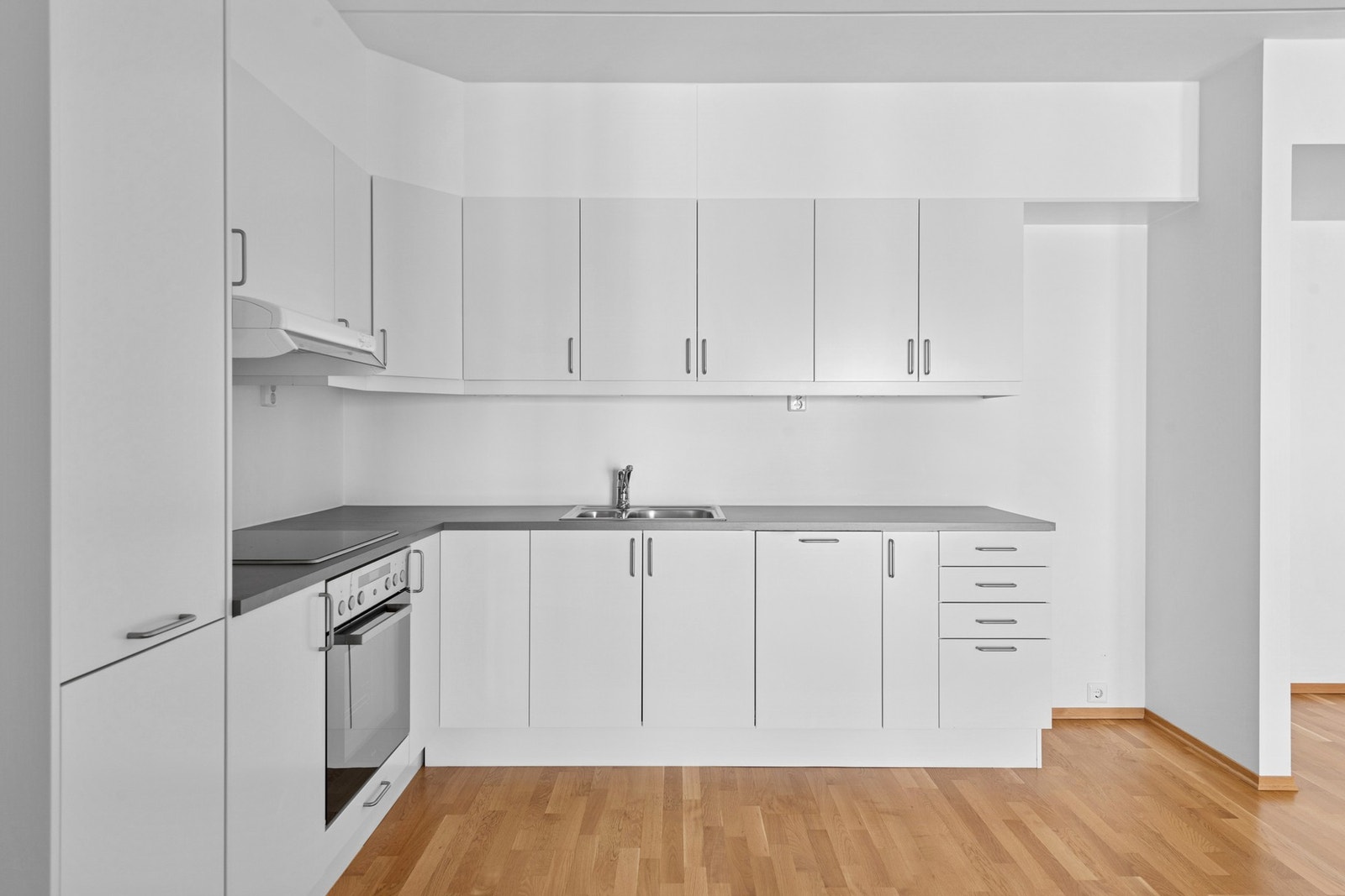 Den åpne løsningen mot stue gir en sosial og luftig atmosfære som passer perfekt for både hverdagsbruk og gjester. Galleribilde