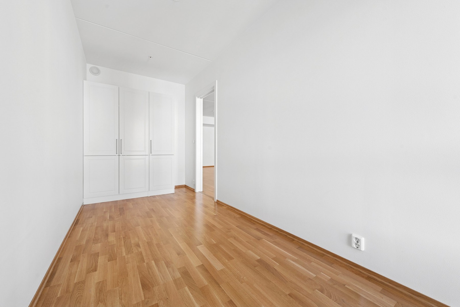 Begge rommene har parkett på gulv og lyse vegger som gir en lun og behagelig atmosfære. Galleribilde