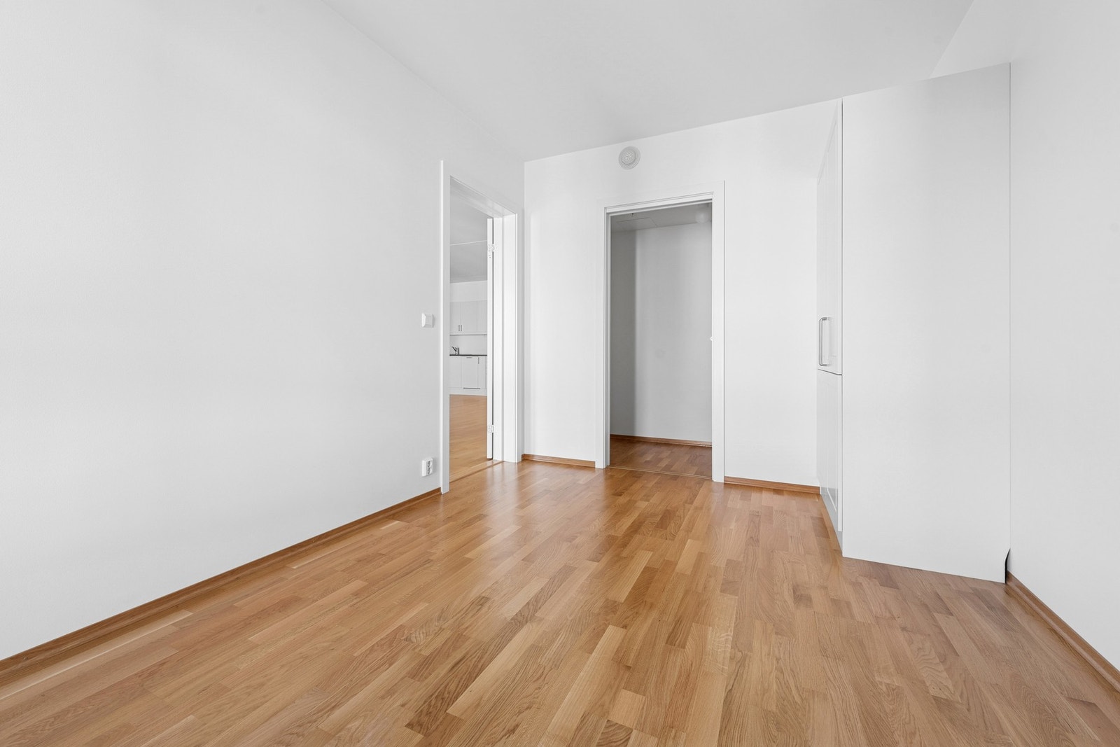 Hovedsoverommet byr på god plass til dobbeltseng, garderobeskap og eventuell kommode, og har store vinduer som slipper inn godt med dagslys. Galleribilde