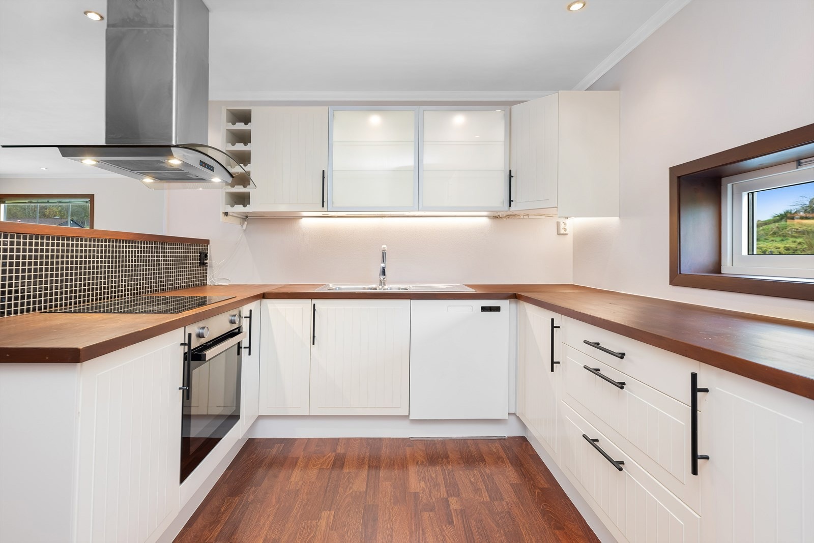 Kjøkkenet har godt med skap- og benkeplass. Galleribilde