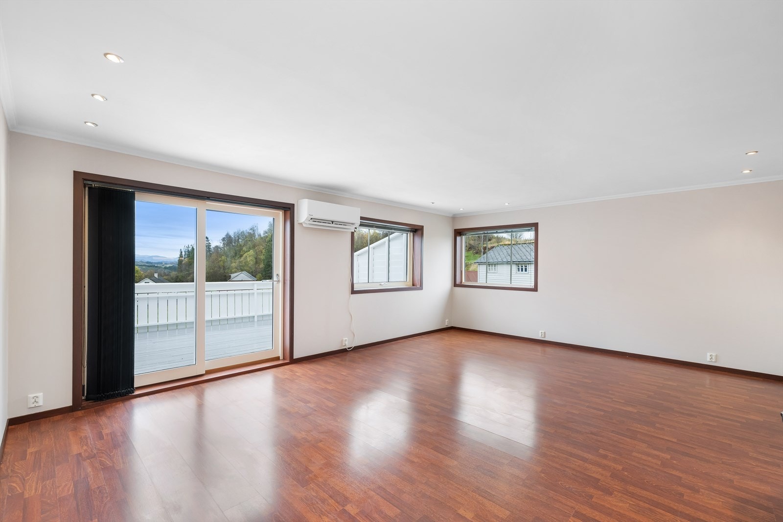 Stuen er lys og trivelig med spotter i himling. Galleribilde