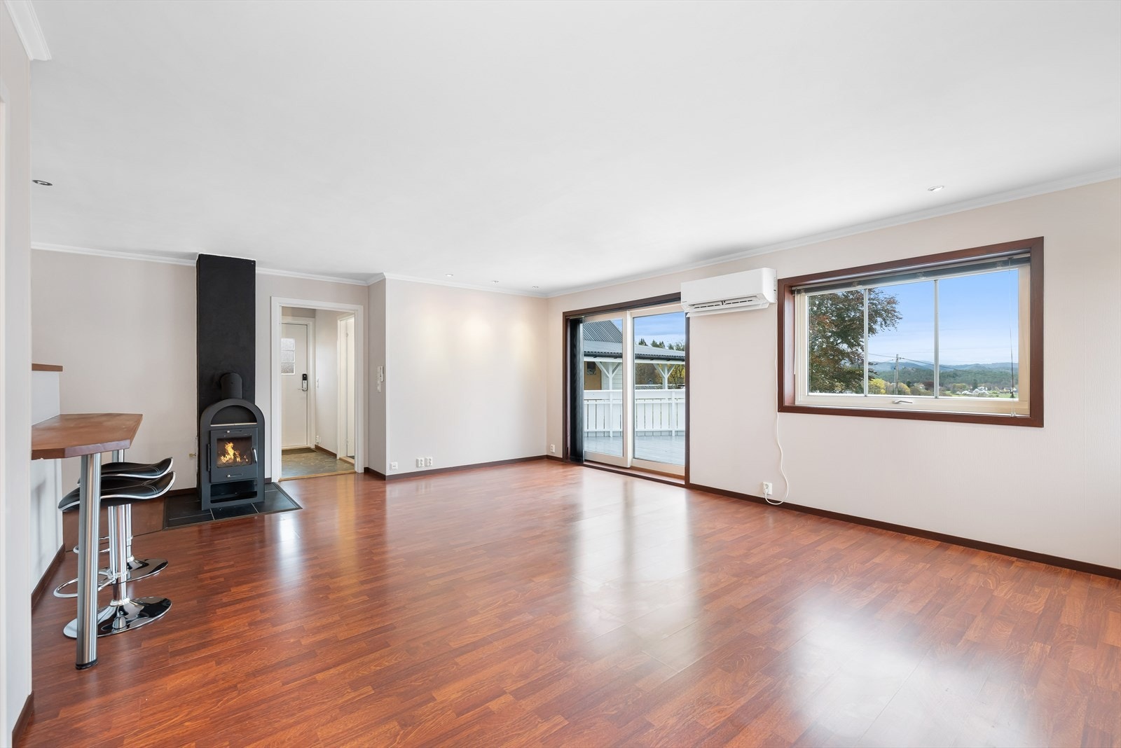 Praktisk skyvedør gir rask tilgang til solrik terrasse. Galleribilde