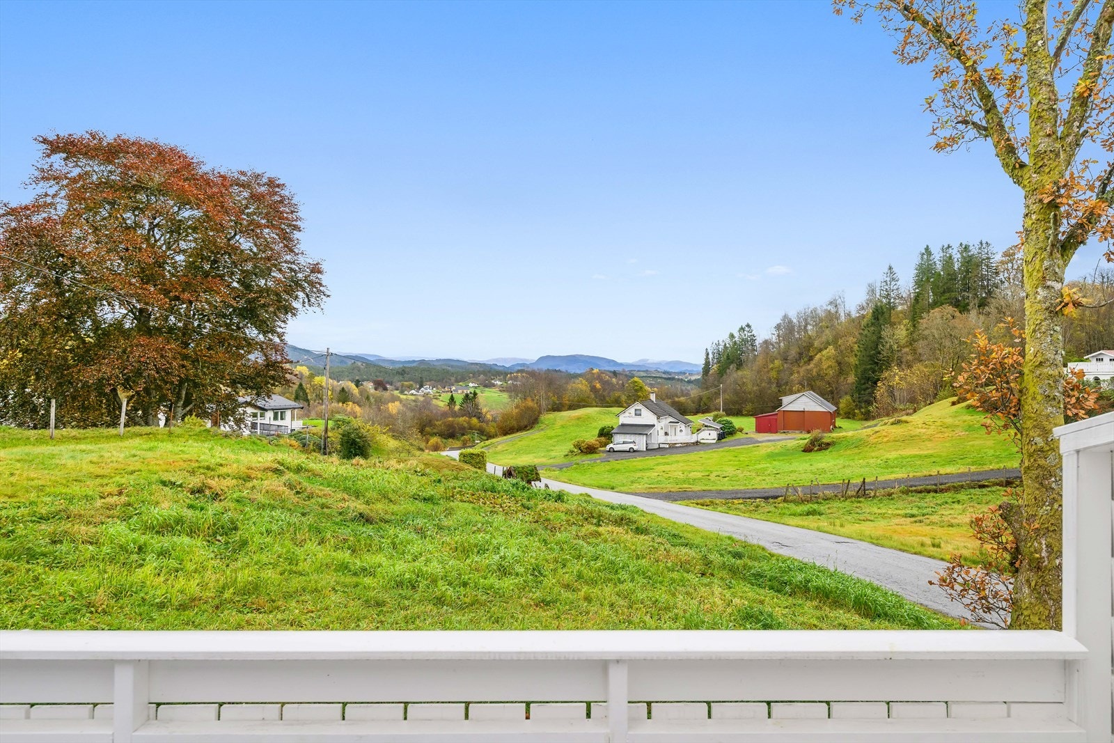 Boligen har en fin og landlig beliggenhet med fin utsikt mot nærområdet. Galleribilde